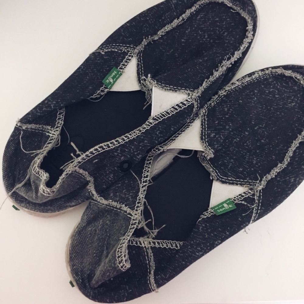 charcoal grey sanuks